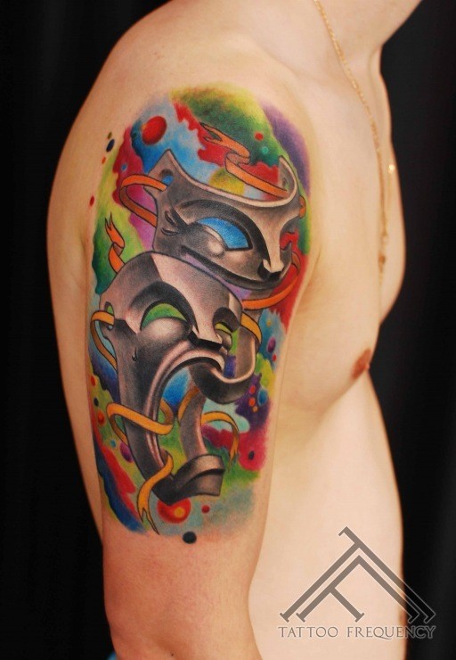 肩部彩色快乐和悲伤的面具纹身图案