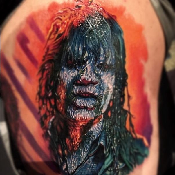 现实主义风格的彩色肩部古代部落人类纹身图案