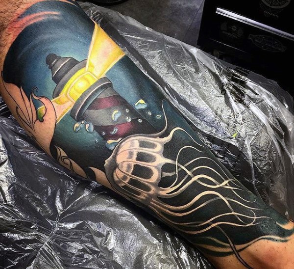 手臂卡通风格彩色灯塔与水母纹身图案