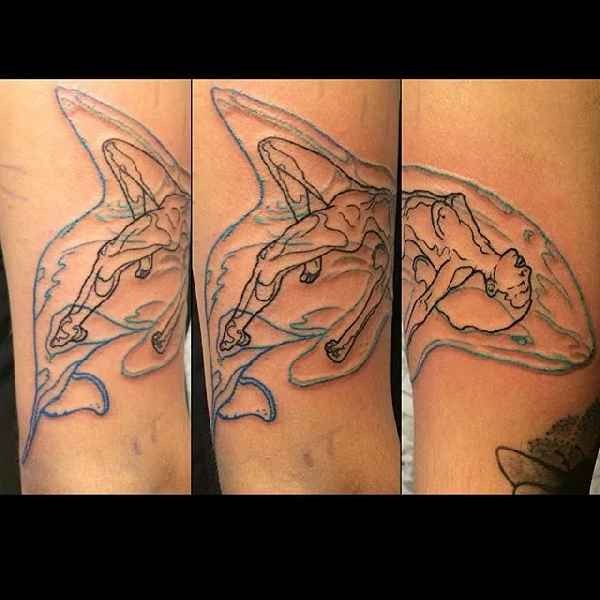 蓝色线条鲨鱼和黑色线条游泳女纹身图案