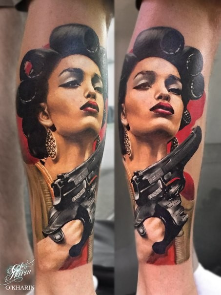 腿部彩色诱人女人与手枪纹身图案