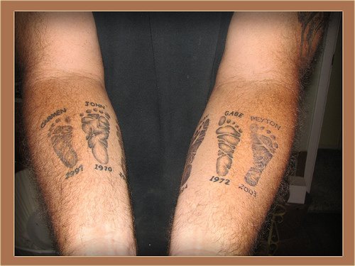 手臂小脚印和数字字母纹身图案