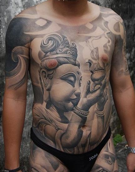 男子全身大面积佛像纹身图案