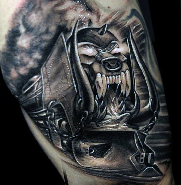 令人印象深刻的黑灰恶魔列车纹身图案
