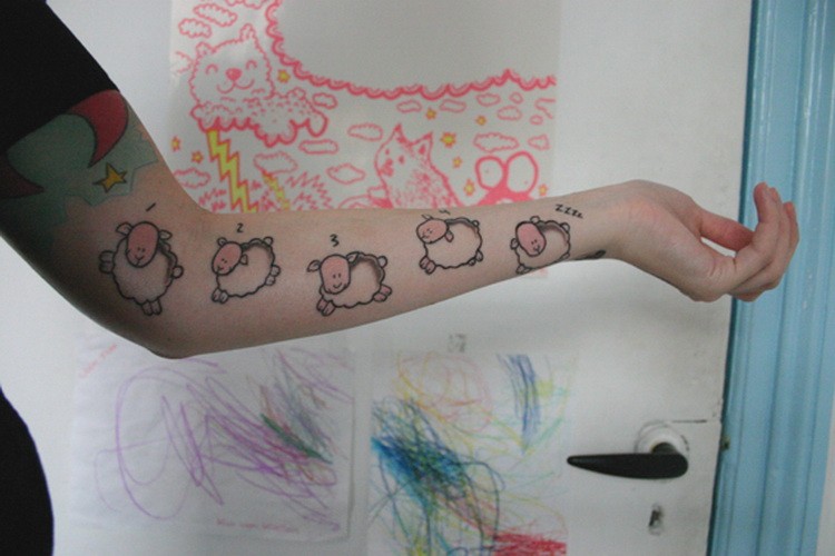 手臂上可爱的简单一群小绵羊纹身图案