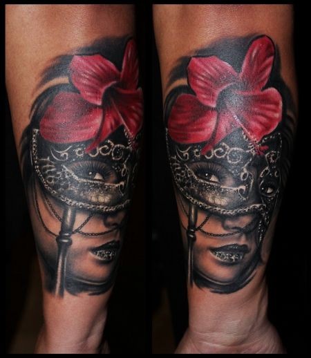 手臂现代风格的彩色妇女面具和花纹身