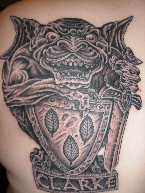 背部棕色石像鬼和盾牌纹身图案