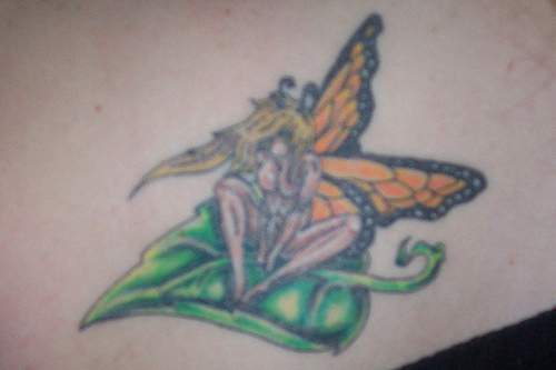 树叶上的性感精灵纹身图案