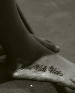 脚部黑色Veni vidi vici纹身图案