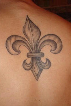 背部黑灰百合花纹章纹身图案