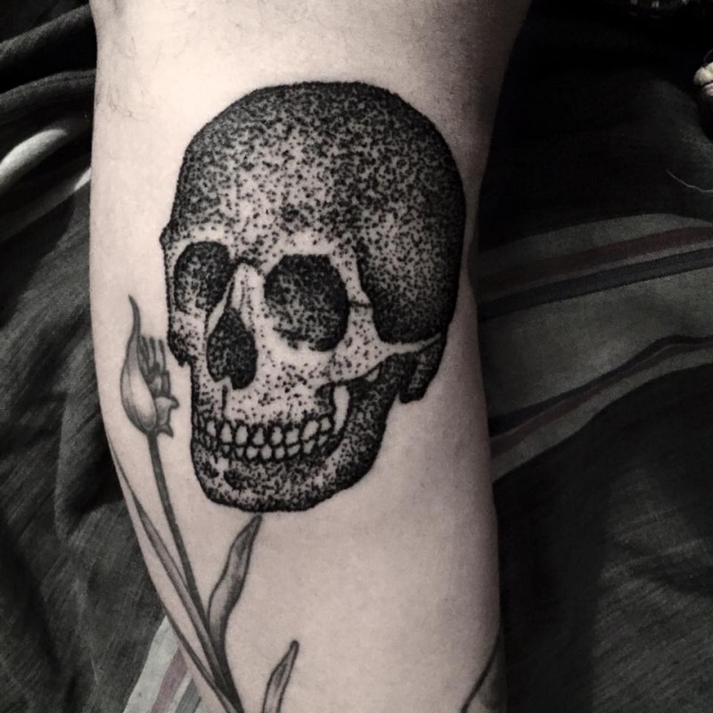 点刺风格小腿黑色骷髅和鲜花纹身图案