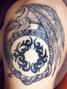 龙衔尾蛇部落花纹纹身图案