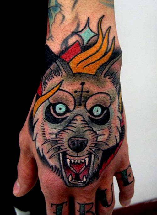 手背school彩色邪恶狼头十字架和火焰纹身图案