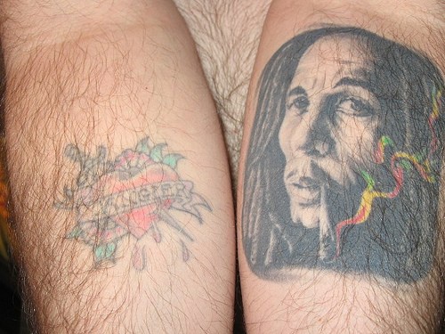 手臂彩色印度肖像与爱心纹身图案