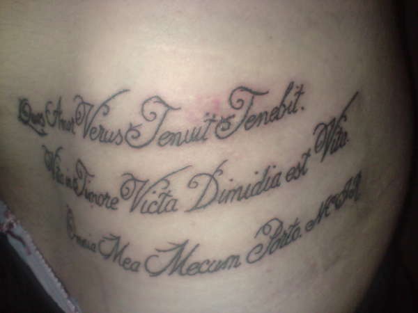 腰部黑色拉丁书法文字纹身图案