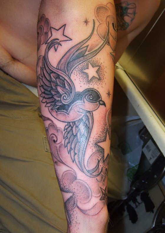 可爱的鸟儿云彩和星星纹身图案