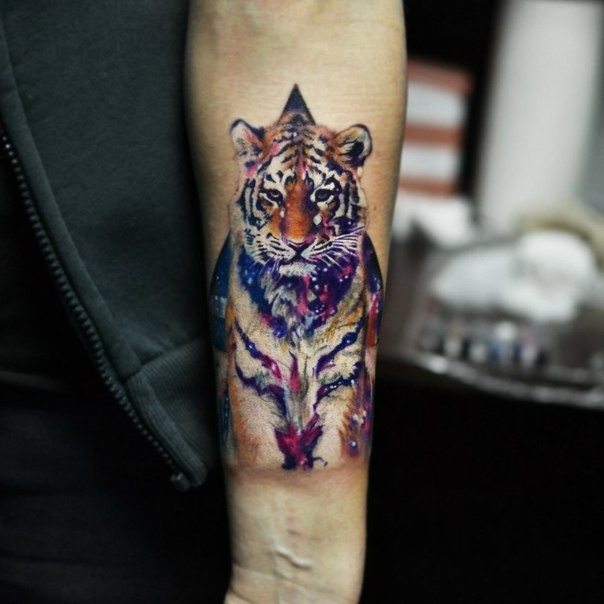 手臂现实主义风格的彩色大老虎纹身