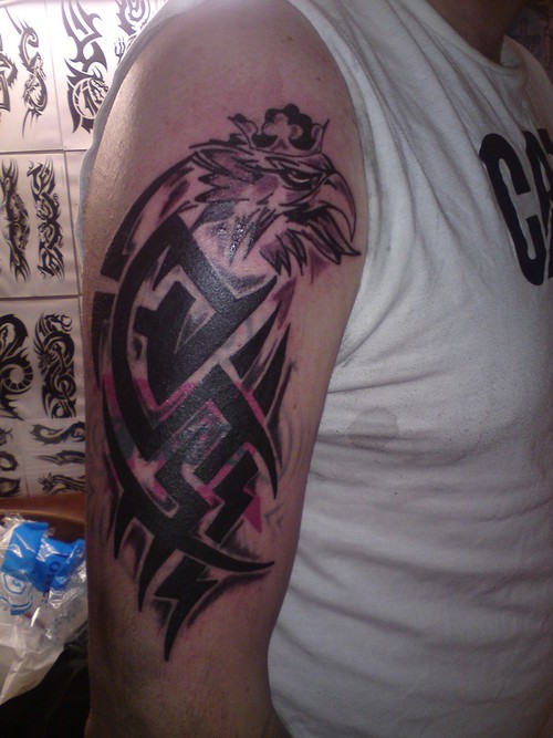 手臂格里芬神兽皇冠和图腾纹身图案