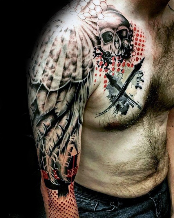 肩膀和胸部彩色羽毛和骷髅箭纹身图案