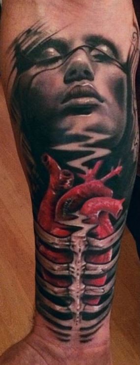 手臂恐怖风格女人肖像与心脏骨骼纹身图案