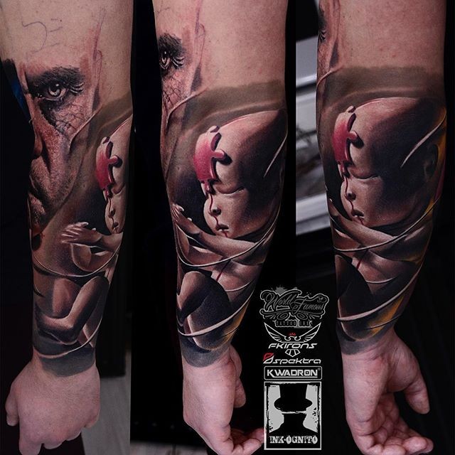 手臂不寻常的彩色婴儿与拼图纹身图案