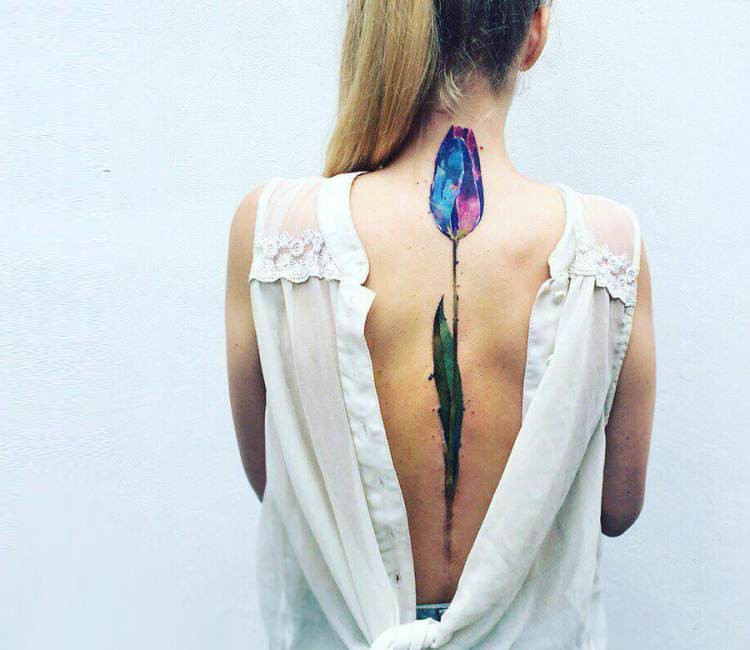 女生背部漂亮有趣的彩色花朵纹身图案