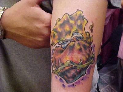 手臂彩色揉皱的神圣心纹身图片