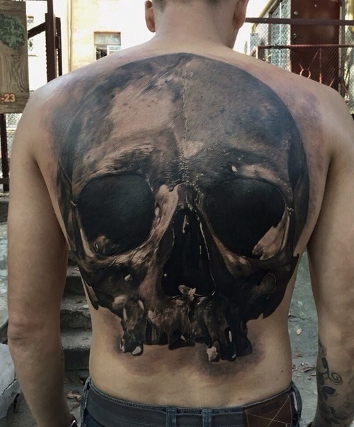 满背大型写实风格的黑白骷髅纹身图案