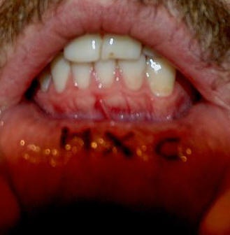 嘴唇内三个黑色的字母纹身图案