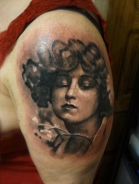 大臂彩色妇女肖像与花枝纹身图案