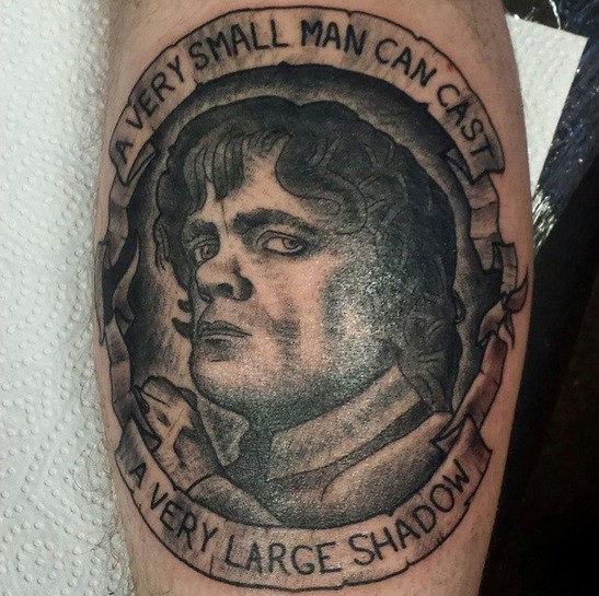 黑灰英雄肖像与字母纹身图案