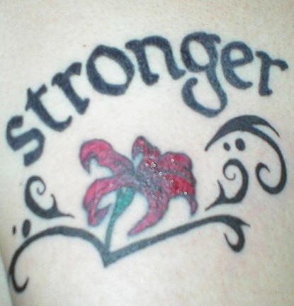 肩部彩色部落红百合与文字纹身