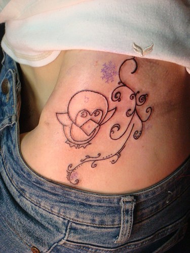 腰部简约线条无色鸟纹身图案