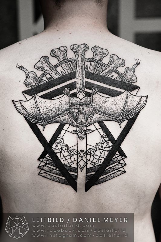 背部点刺部落风格黑白几何与蝙蝠纹身图案