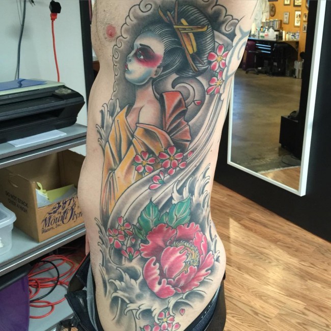 侧肋old school五彩的亚洲女人花朵纹身图案