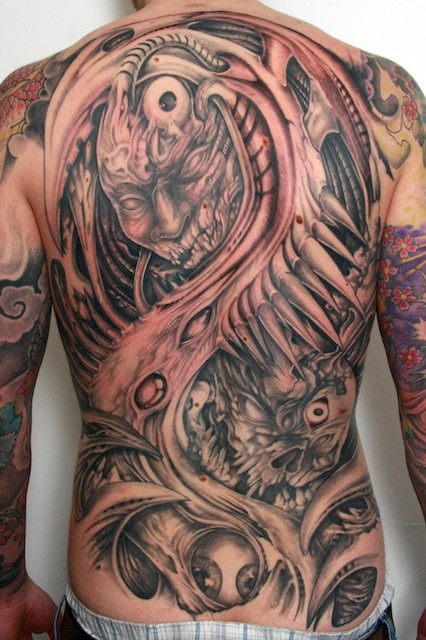 满背可怕眼球怪物纹身图案