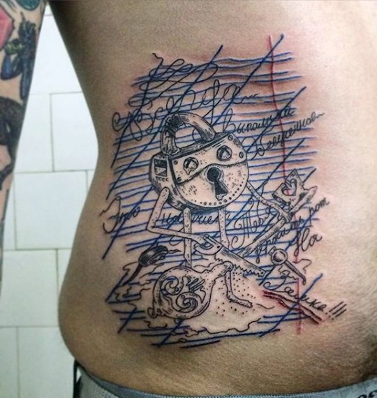 腰侧线条小神秘卡通锁纹身图案