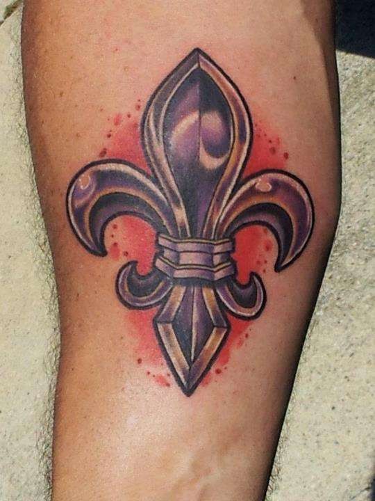 手臂逼真的紫色鸢尾纹身图案