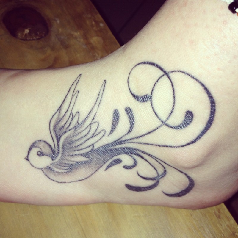 脚踝灰色的燕子鸟纹身图案