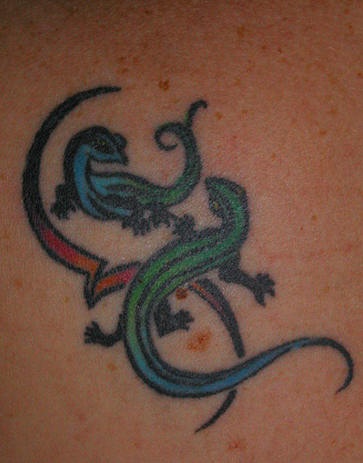 背部多彩的部落蜥蜴纹身图案