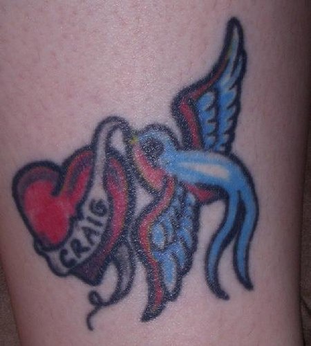 蓝色小鸟与心形字母纹身图案