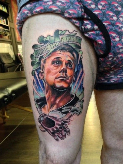 大腿彩绘男性肖像和手套纹身图案