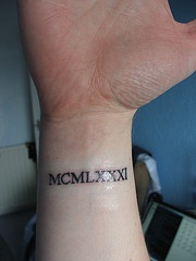 罗马数字在手腕上的纹身图案