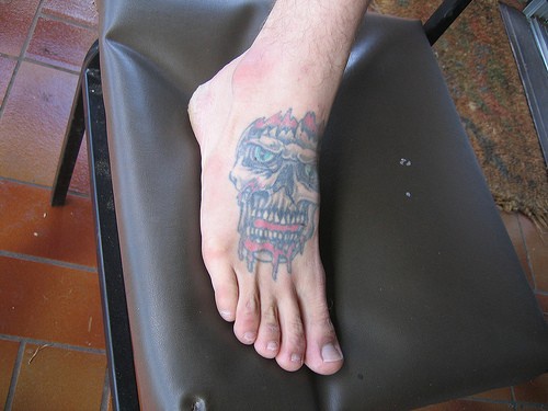 脚背彩色愤怒的头骨纹身图案