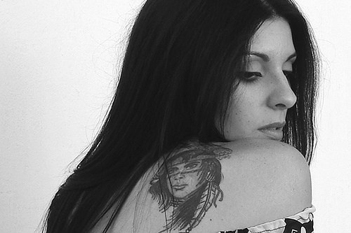 肩部黑色神秘女战士纹身图案