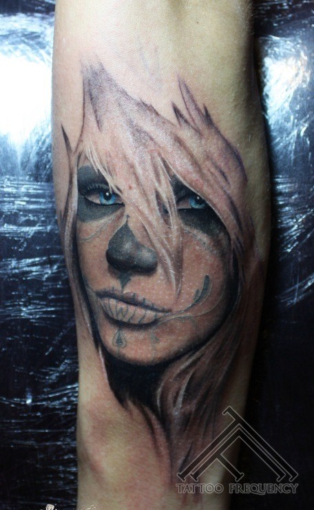 手臂墨西哥式彩色女郎纹身图案