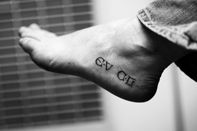 脚部个性外国英文字母纹身图案