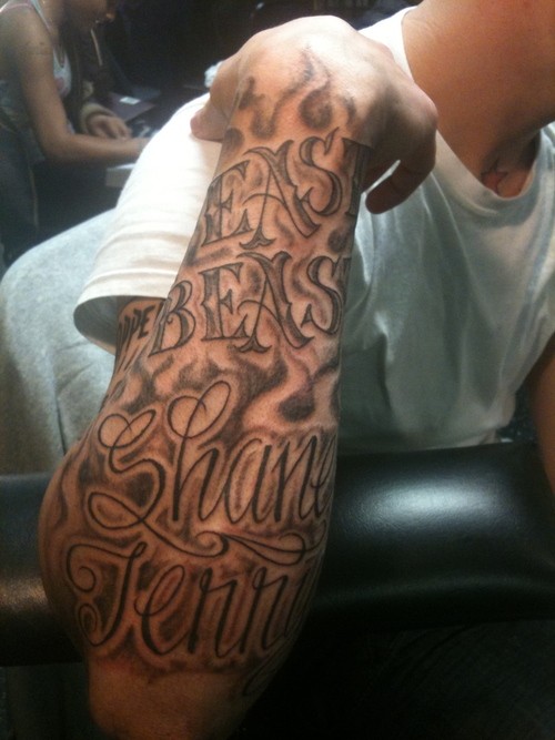手臂棕色有趣的英文字母纹身图案