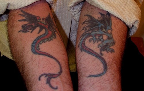 邪恶的红色和蓝色飞行龙纹身图案