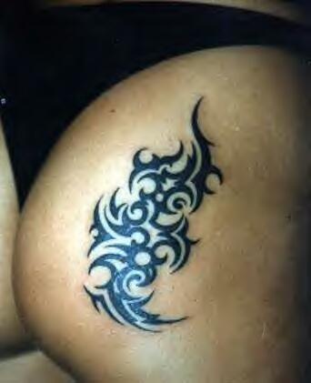 臀部黑色的部落标志纹身图案